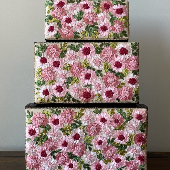 3 silk embroidered nesting boxes with daisy flora on the lids - Picture 3 of 3